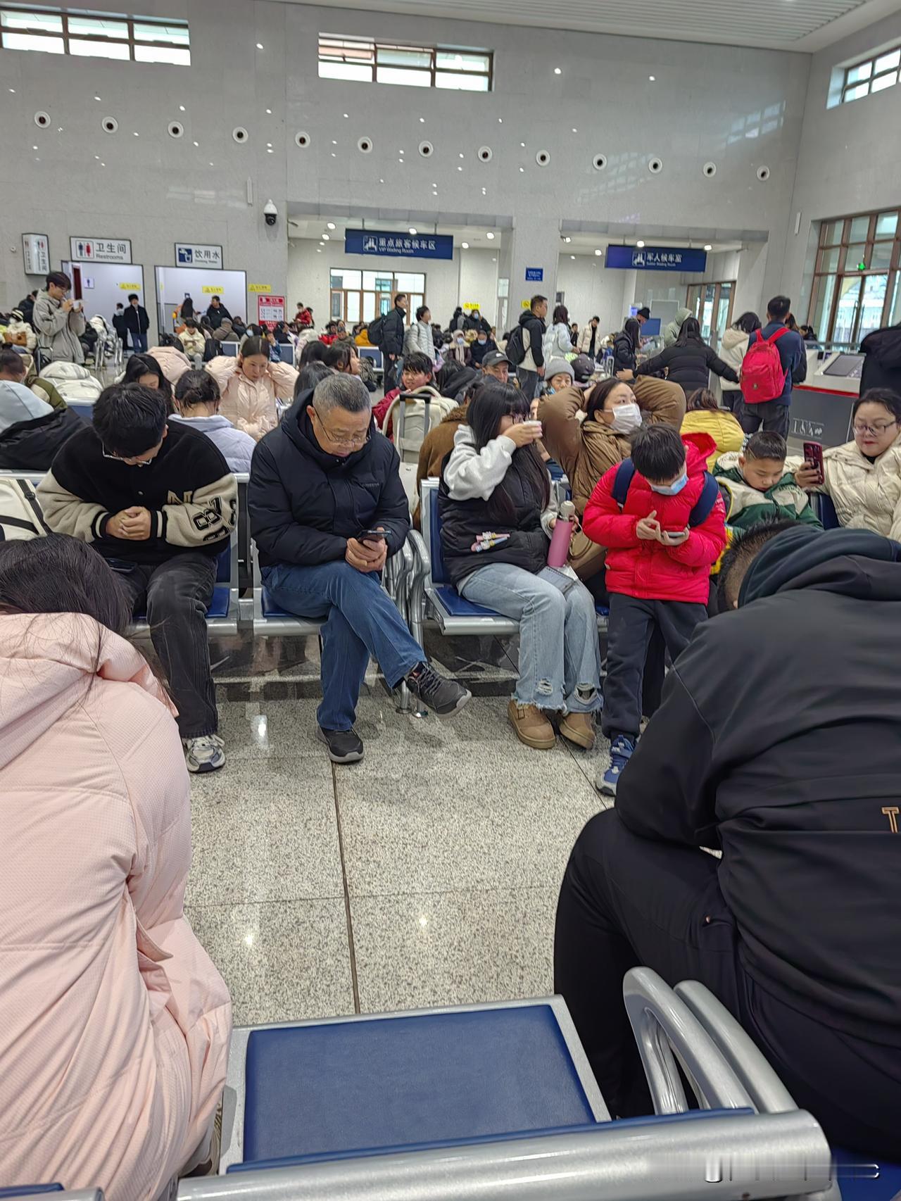 疑惑！十点火车票到武昌，气喘吁吁赶到火车站，却被通知又晚点33分。

咋搞的？难