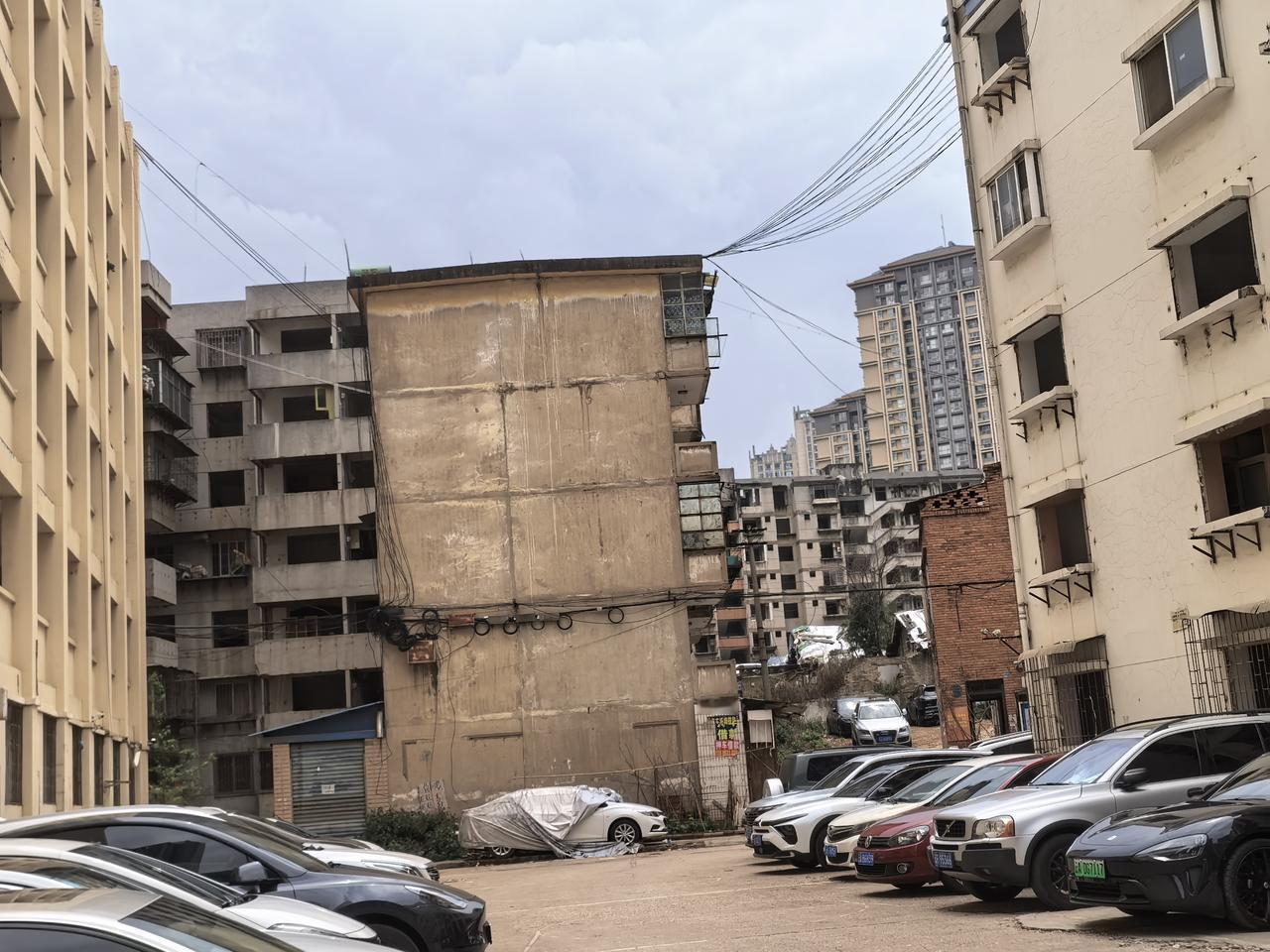 昆明一环边五里多的城改在十多年前就启动，快二十年了，最先是华润置地，后面云南建投