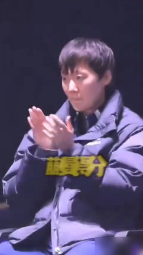 王曼昱消失7天后，一声不响地坐在看台，为队友鼓完掌就走了。你以为是闹情绪？
 