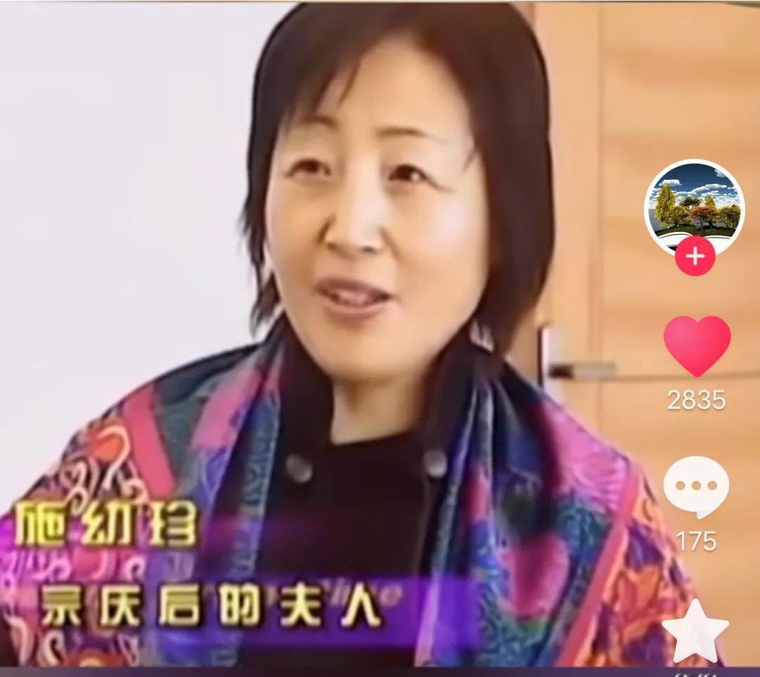 施幼珍真的是越老气质越好了，年轻时候的她看上去非常朴素，但是到了老年则非常有气质
