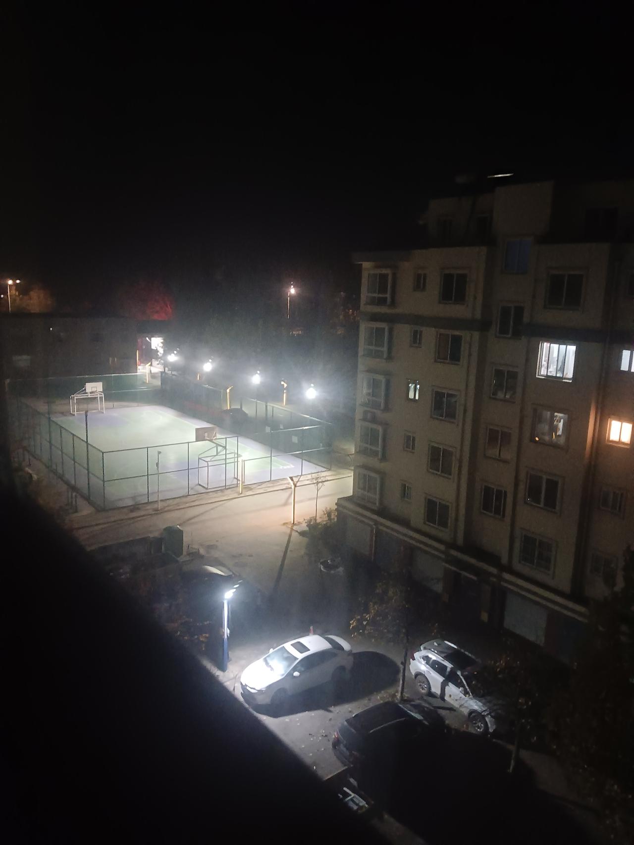 昨天去年的小麦刚卖完，今年的小麦还没种完呢。
说实话，农民种地也是抢季节的，地干