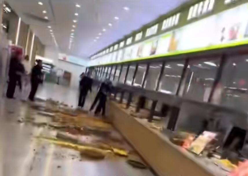 Bro表白失败怒砸食堂时是心高气傲，看到库迪咖啡机一台十几万时是生死难料。
起因