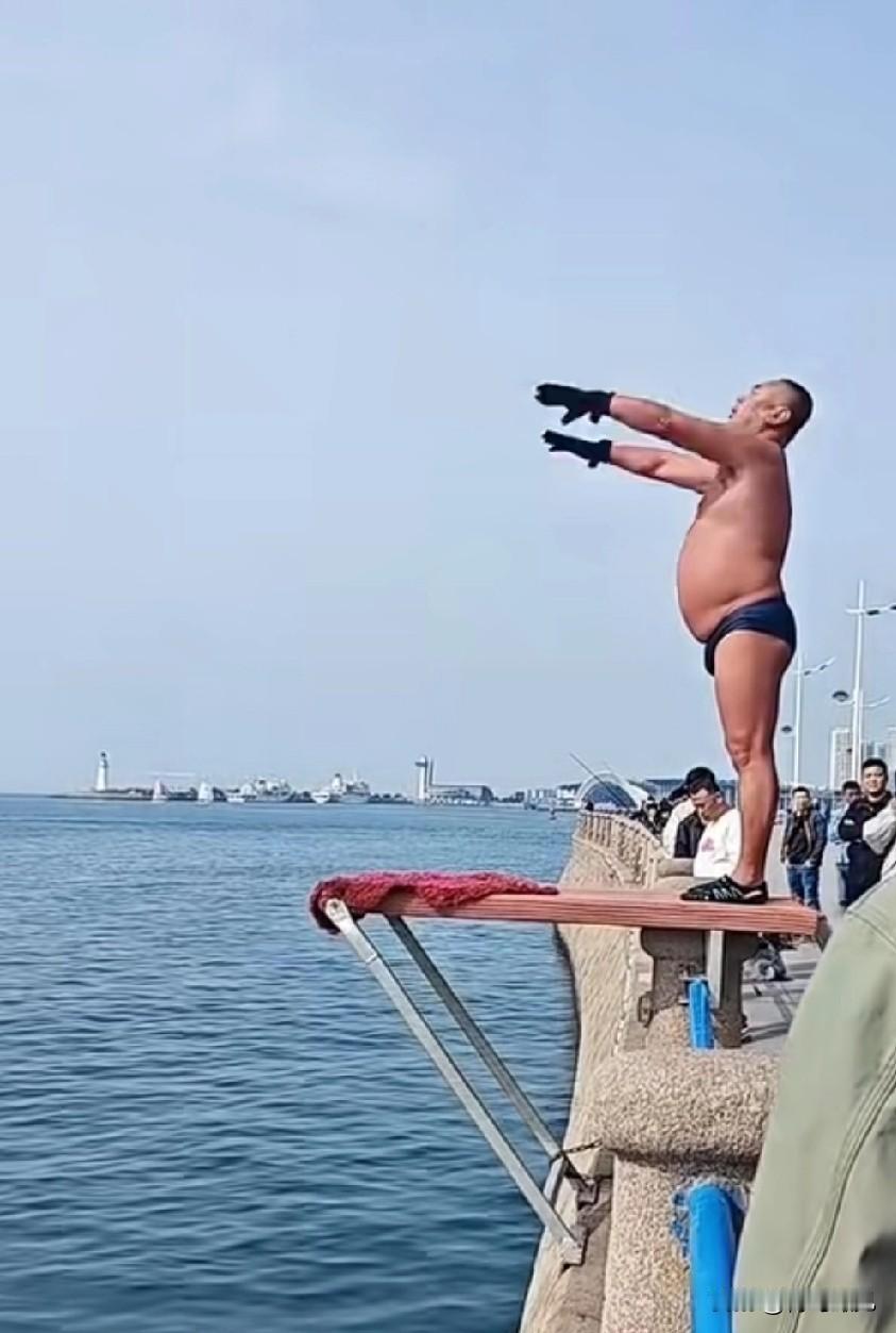 青岛又一景，跳水的大爷！

青岛海边，又一大特色景观，一大爷站在特制的跳板上，做