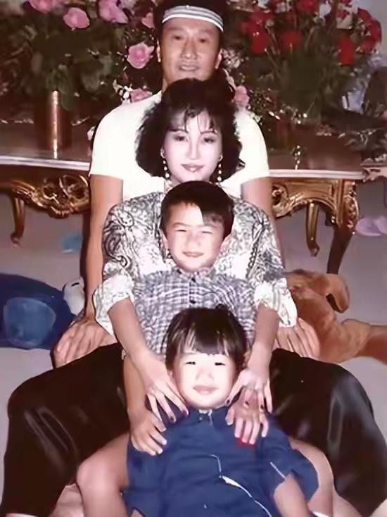 谢霆锋小时候就长得好看，男装女装都好看，他爸妈好基因都给了他。