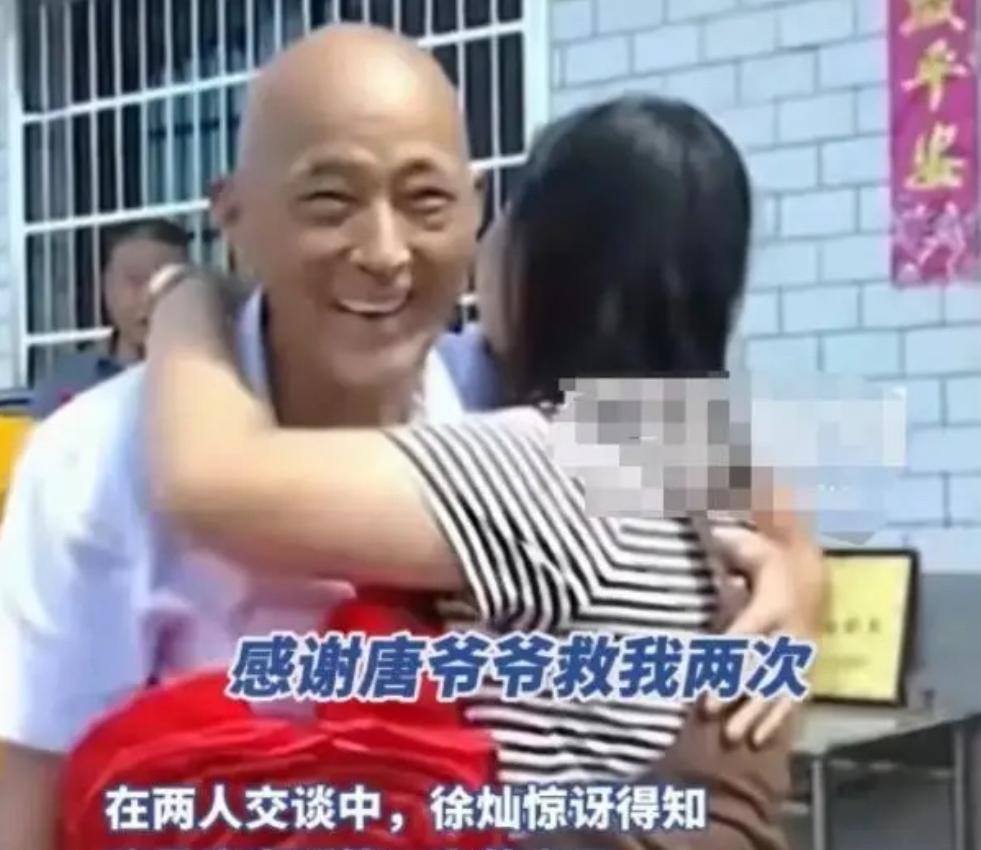 2024年，湖南发生一件暖心奇事：一位71岁大爷跳水砸窗勇救落水女司机，女子上门