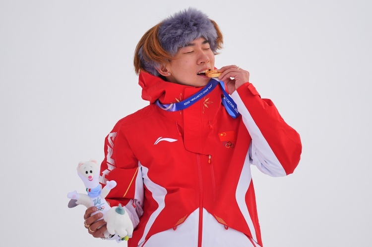 苏翊鸣说能为中国拿下首金意义重大【苏翊鸣赛后采访再落泪：能为中国队拿下首金，意义