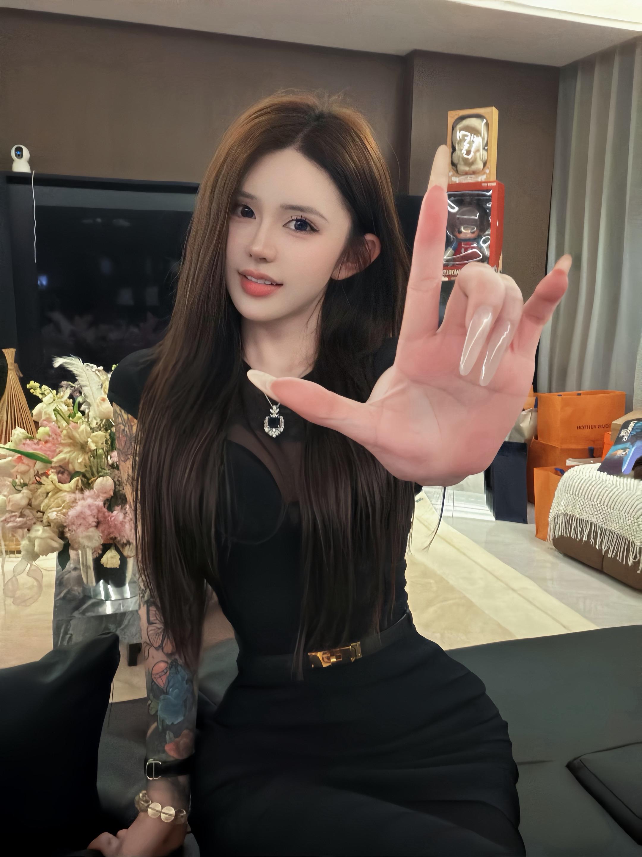 女人25岁之前，靠脸吃饭不丢人。娱播、网红、雌竞，词不好听，钱好用  ...