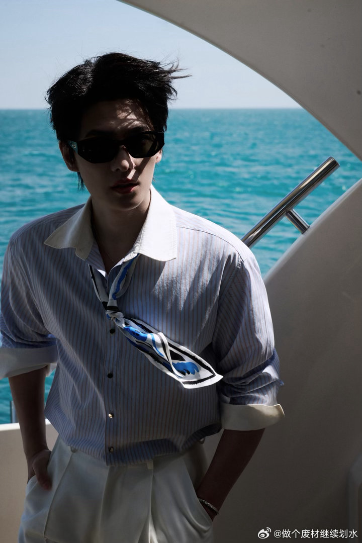 杨洋公式照 黄金比例脸杨洋哥这五官建模简直就是妥妥的超标怪来着啊！黄金比例脸，女