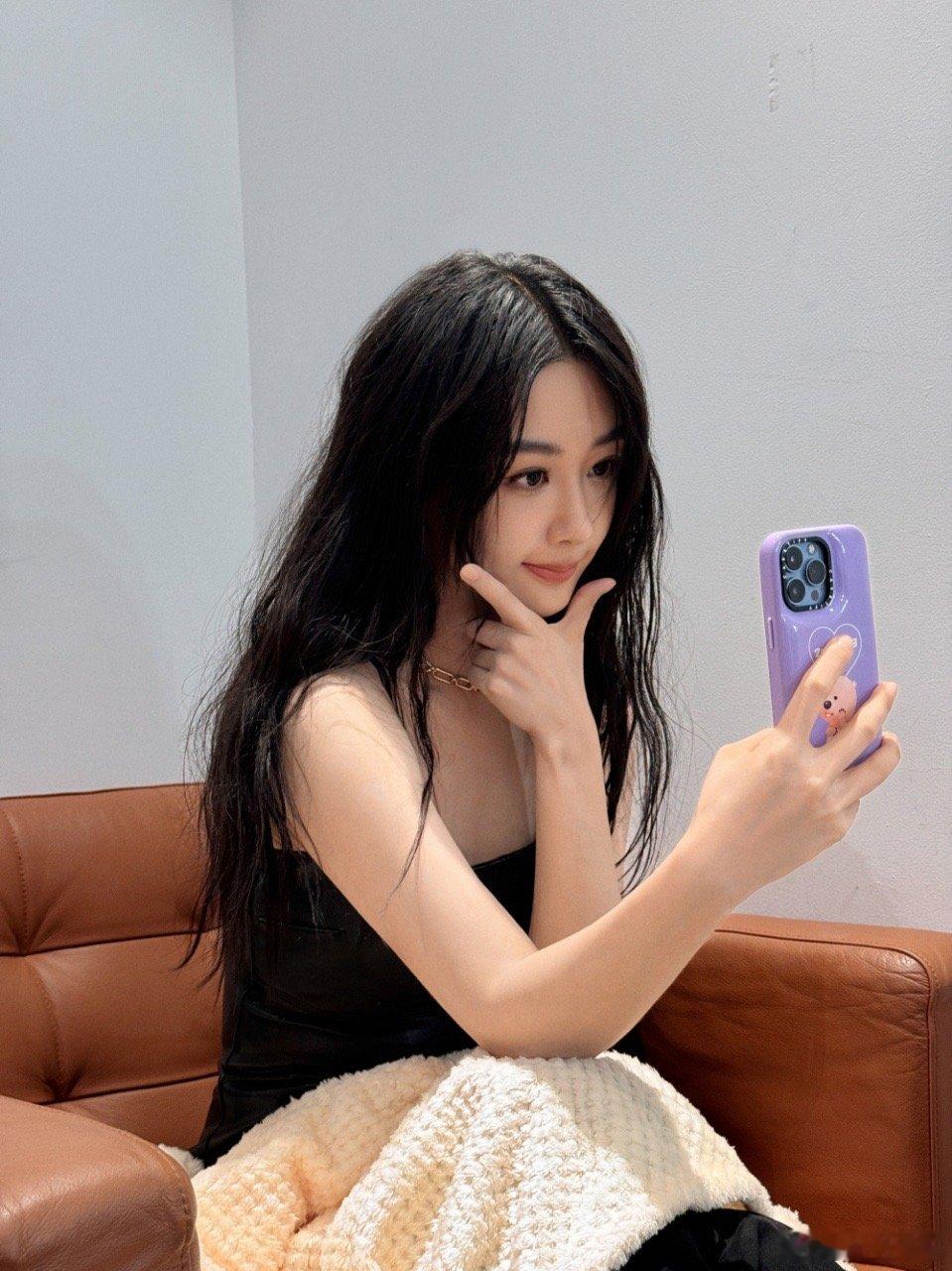 #杨紫自拍第三视角# 杨紫怼脸自拍第三视角，美美嘟小紫，多拍多发爱看[哇]​ ​