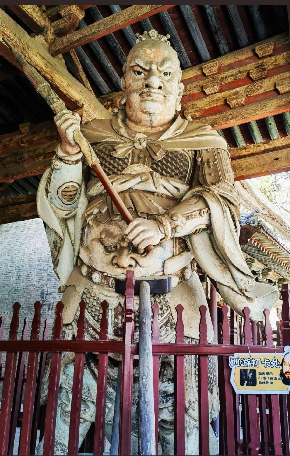 整理照片，发现晋祠圣母殿两侧宋代所塑站殿将军方弼与方相，他俩胸腹部的人面铠甲，与