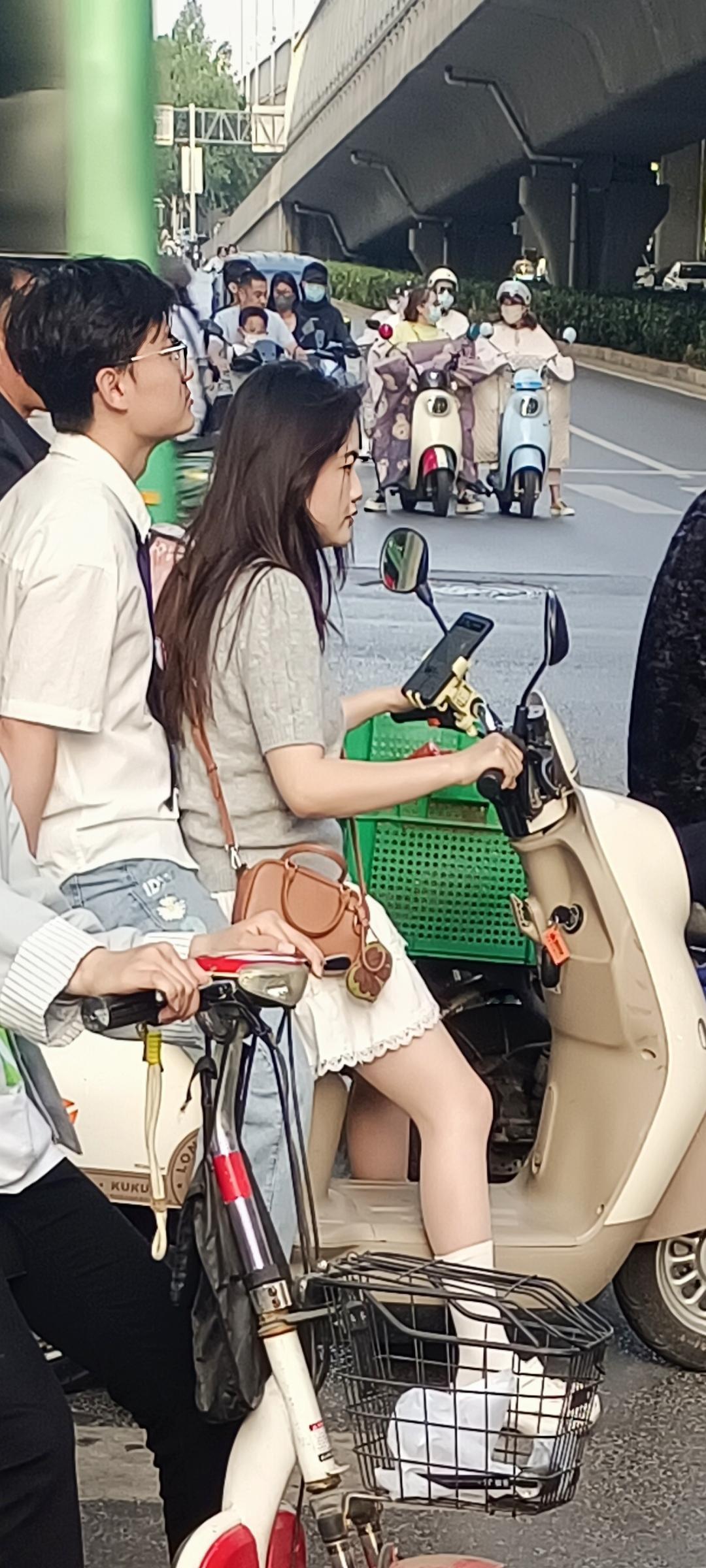 单车上的妹子们呐街拍