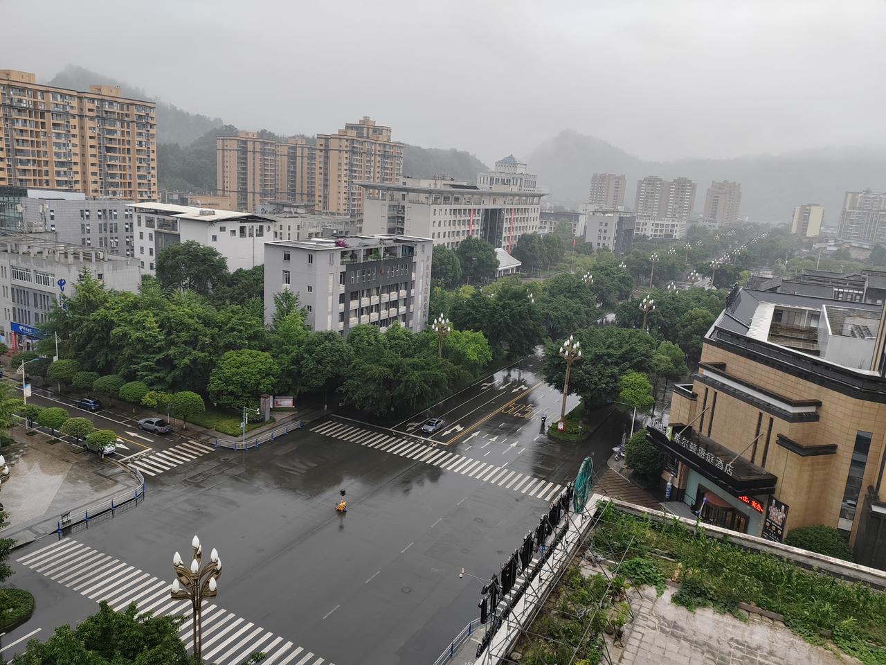 汉姜古城，烟雨芦山，在这里，时间仿佛都慢了下来。漫步其中，感受着微风拂面，聆听着