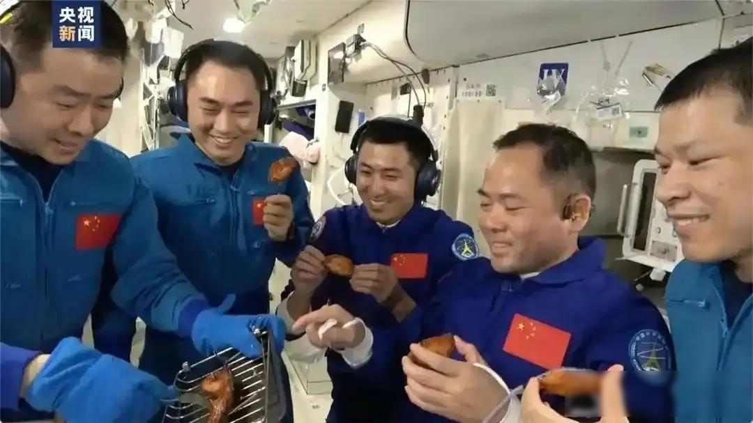 中国航天吃鸡翅，美国宇航员啃冷披萨，背后是系统代差

2023年问天实验舱发射升