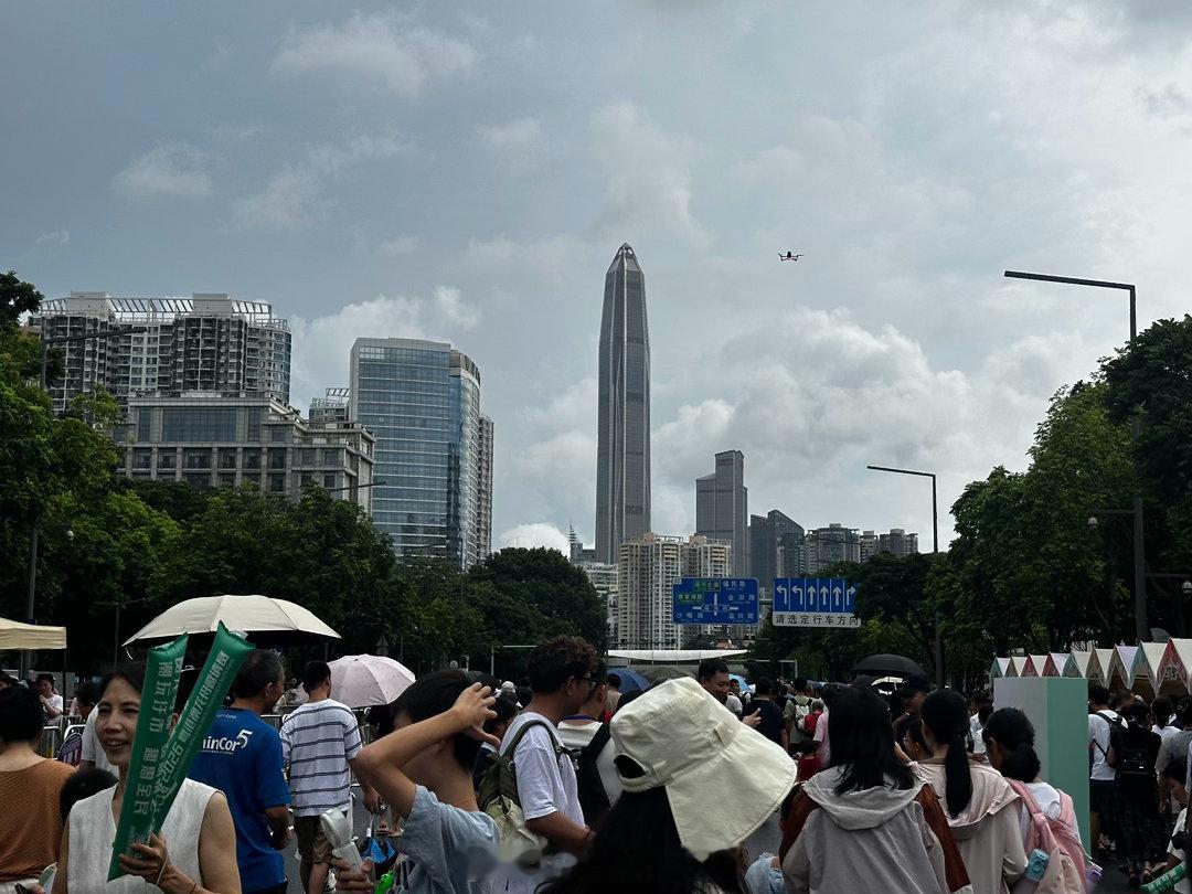 大湾区 深圳市，福田区，新洲河，正在举办粤港澳龙舟邀请赛。除了粤、港、澳各队，还