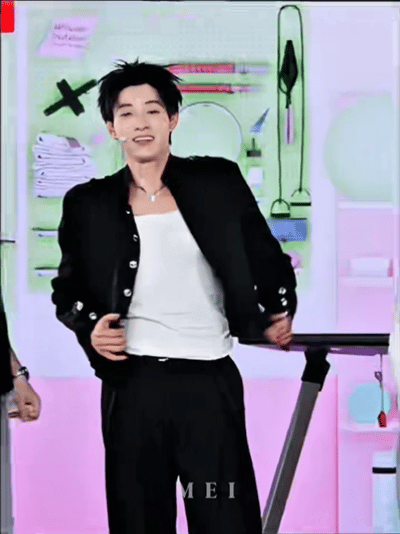 马小宇没白练马小宇对自己的肩宽很满意63cm宽肩+紧实肌肉，马小宇的健身成果肉眼