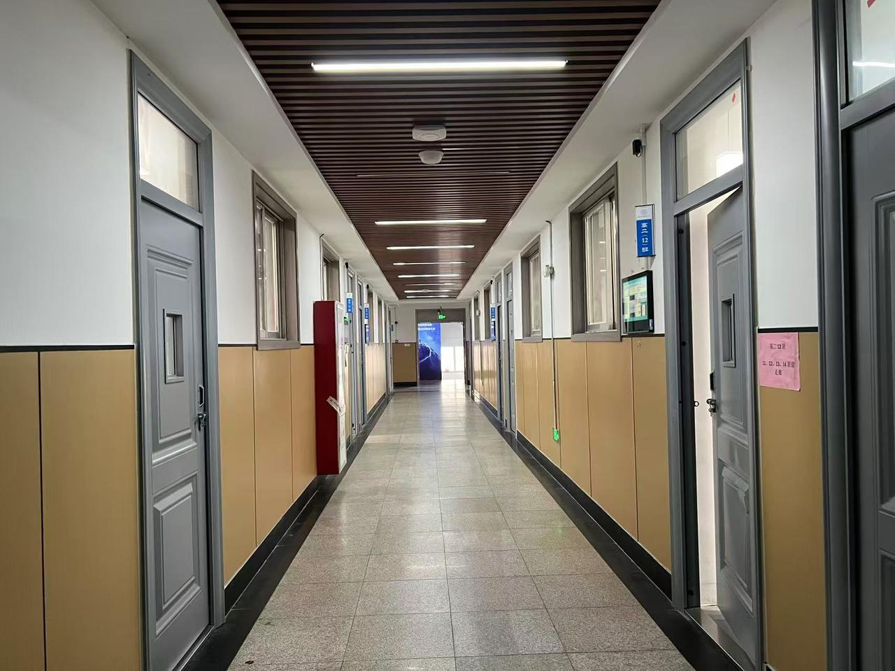 今天下午，我从学生宿舍楼出来，转到了教学楼。
教学楼上，每层楼道里都是干干净净的