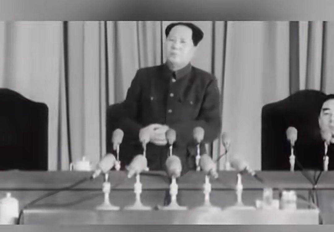 当时新中国成立不久，百废待兴，1950年6月朝鲜内战爆发，美国出兵干涉，战火烧到