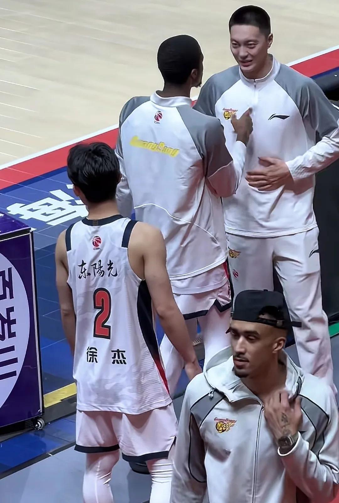 打完广州，广东队连夜回到东莞，三外援洗刷宵夜完毕，意犹未尽的交谈起来。
萨姆纳连