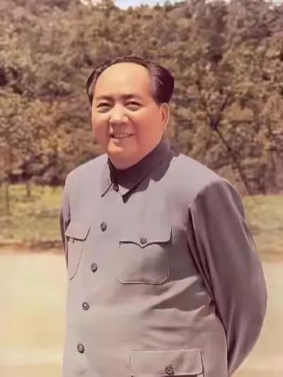 奠基立国、开天辟地，致敬伟人，您永远活在人民心中！
请驻足3秒，为伟人送上一朵[