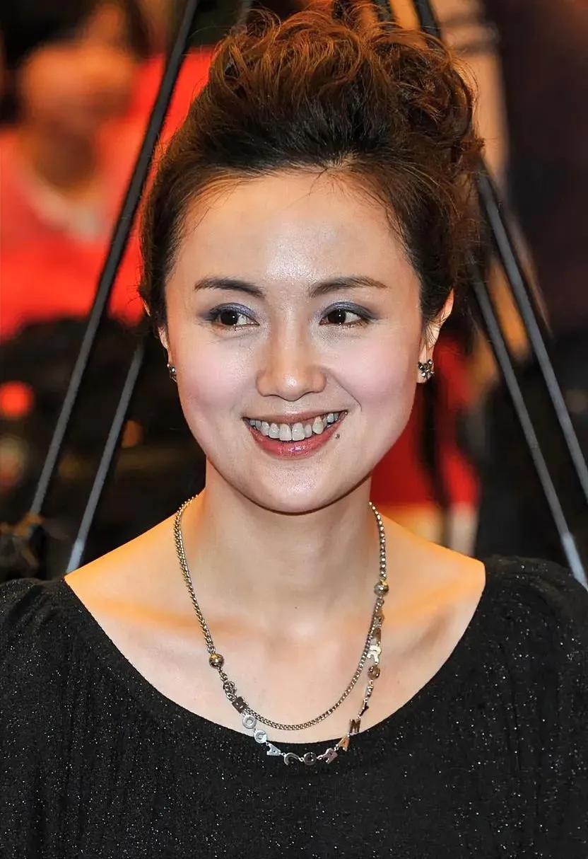 @辛柏青妻子@朱媛媛因癌症医治无效去世，享年52岁。

朱媛媛，1974年3月1