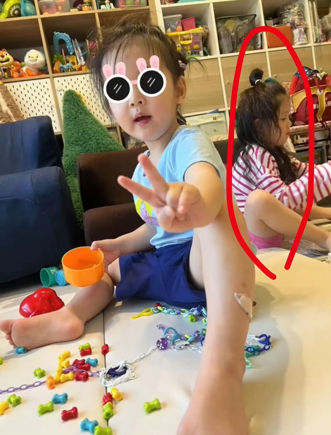 向佐儿子近照曝光都张这么大了呢！后面那个应该是女儿吧！ ​​​