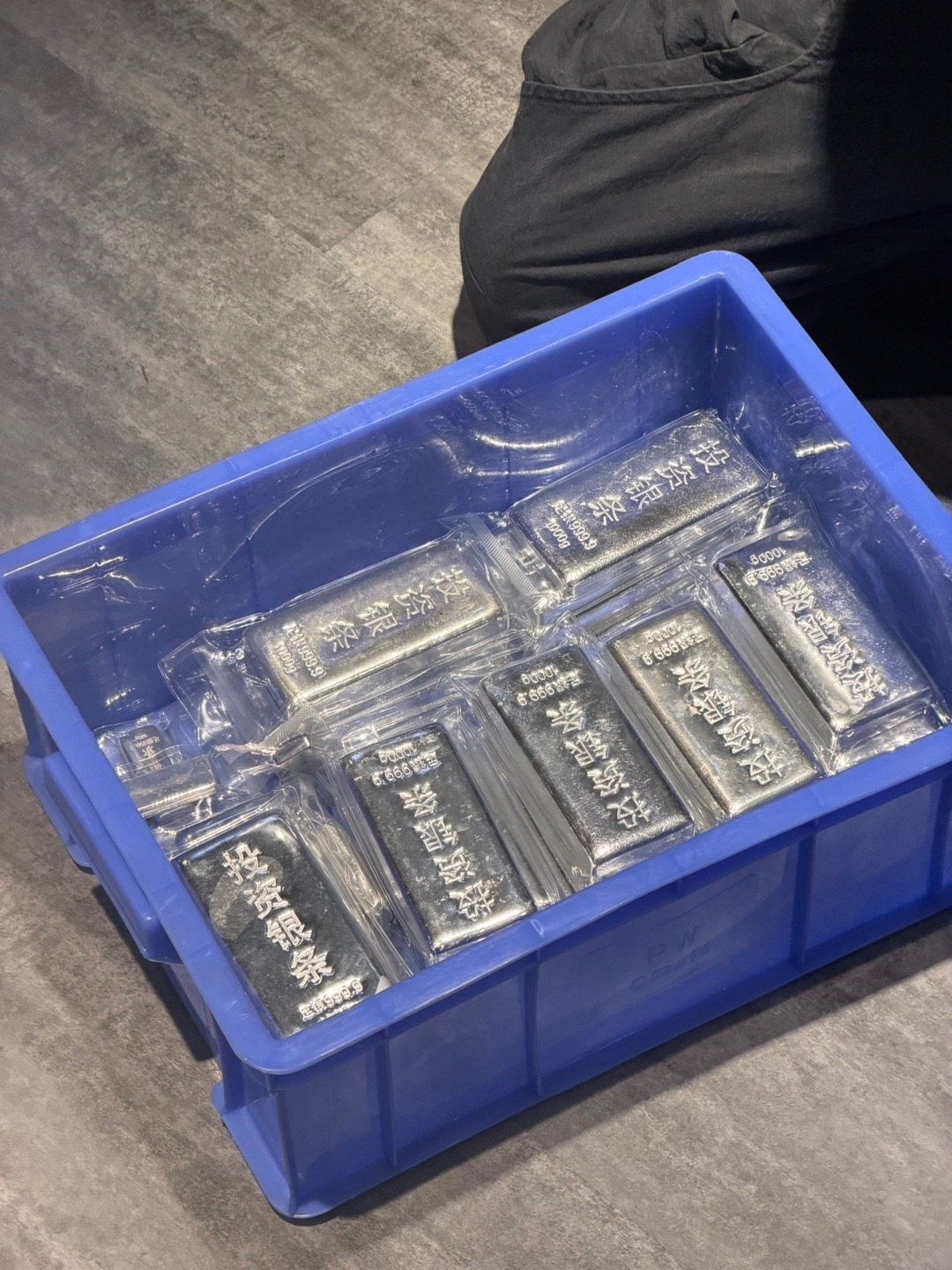 金饰克价涨到1545元太疯了吧黄金涨了…银也跟着涨了昨天去水贝…看到了投资银条，