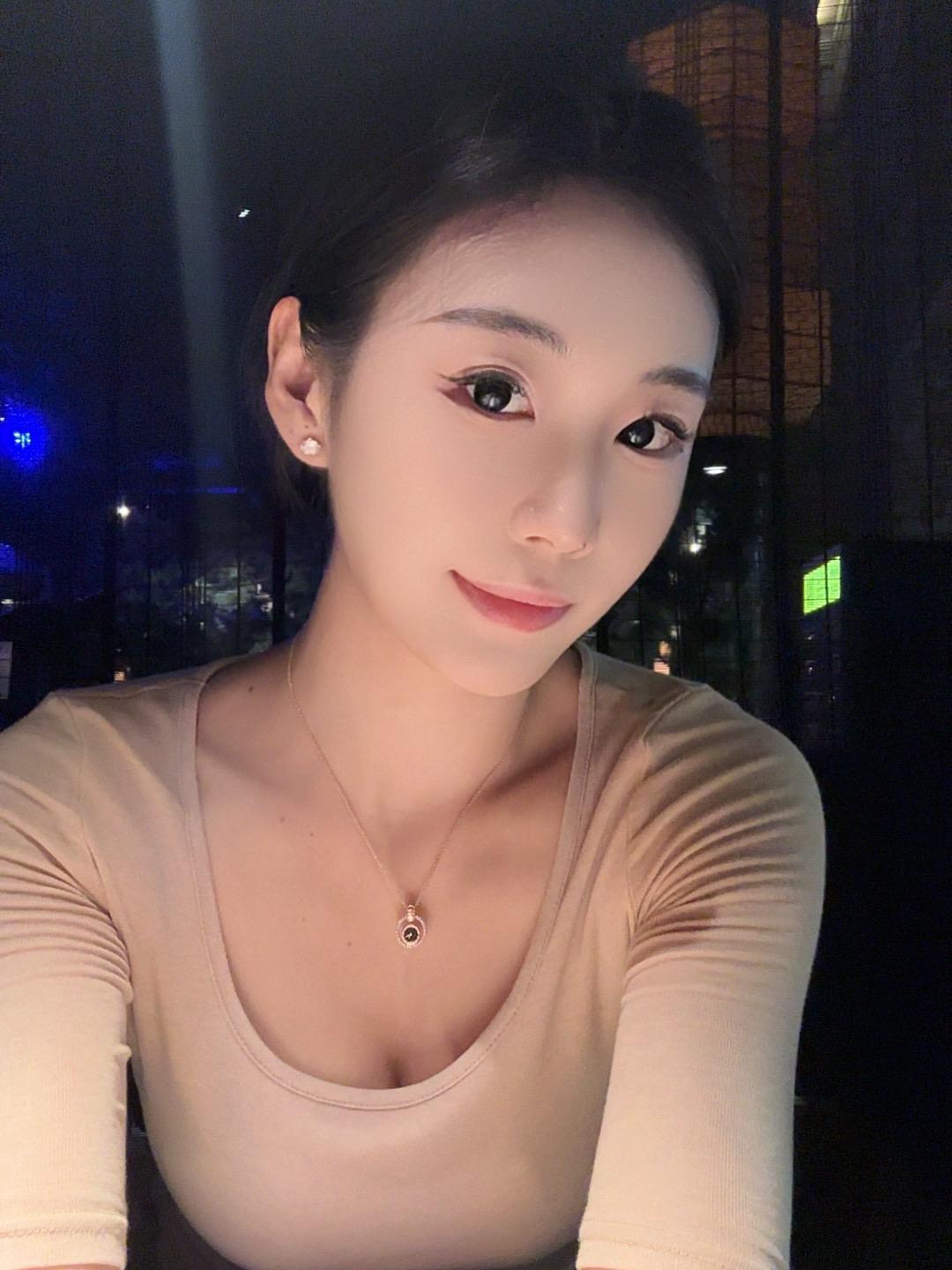 我在月光下许过情真 问你到底爱我有几分