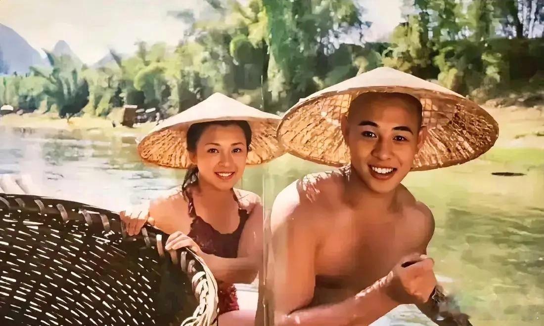 这是一张老照片，没想到李连杰年轻时清秀帅气。他的口才了得，口若悬河；做事出色，成