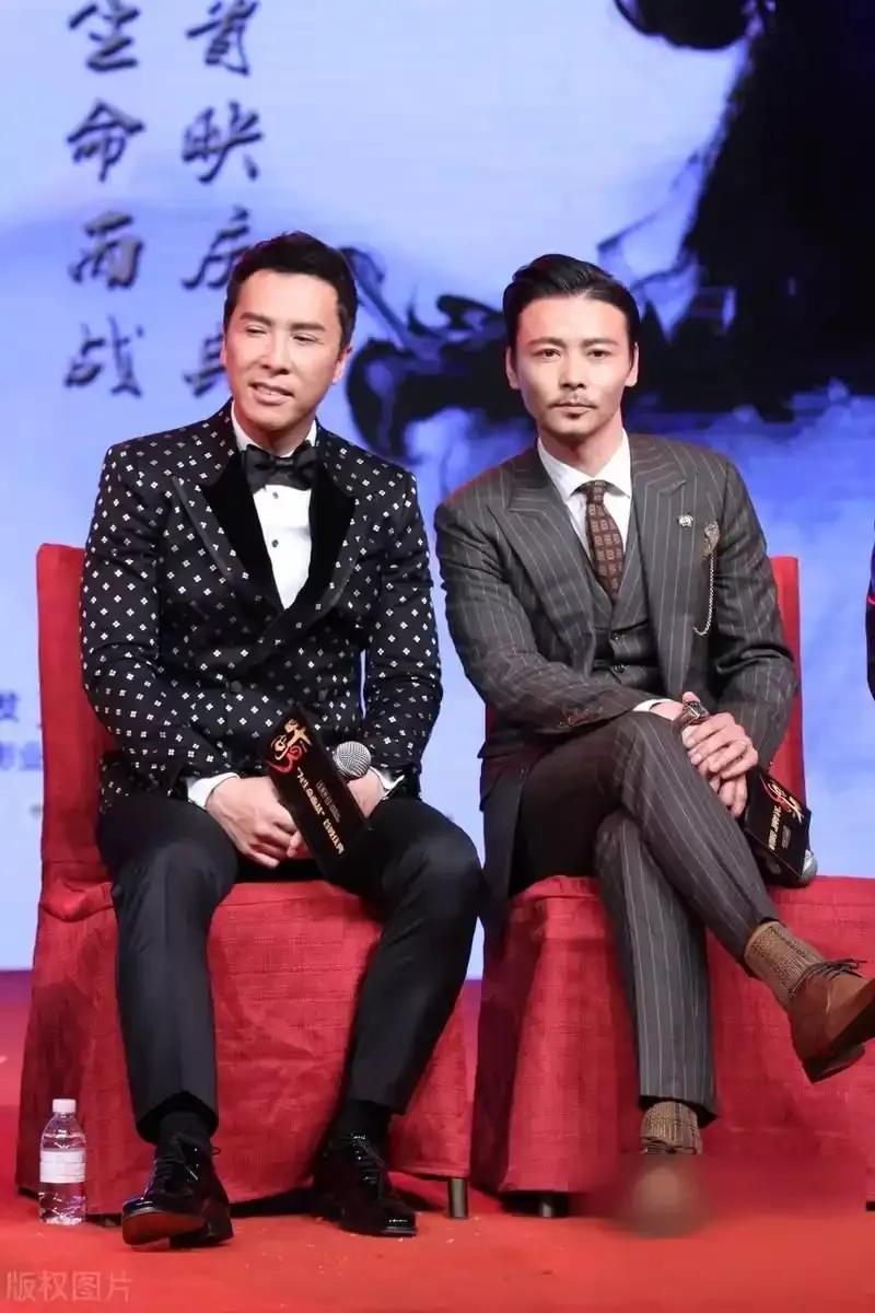 张晋，49岁，得过5个全国武术冠军 。

吴京，49岁，得过10个全国武术冠军。