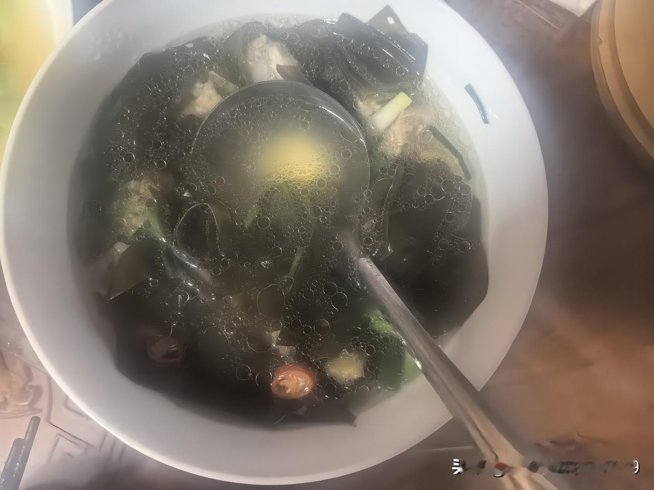 下午去金华，晚上一个人吃饭，便去菜市场买了 1 斤新鲜子排，海带洗净氽水，做了一