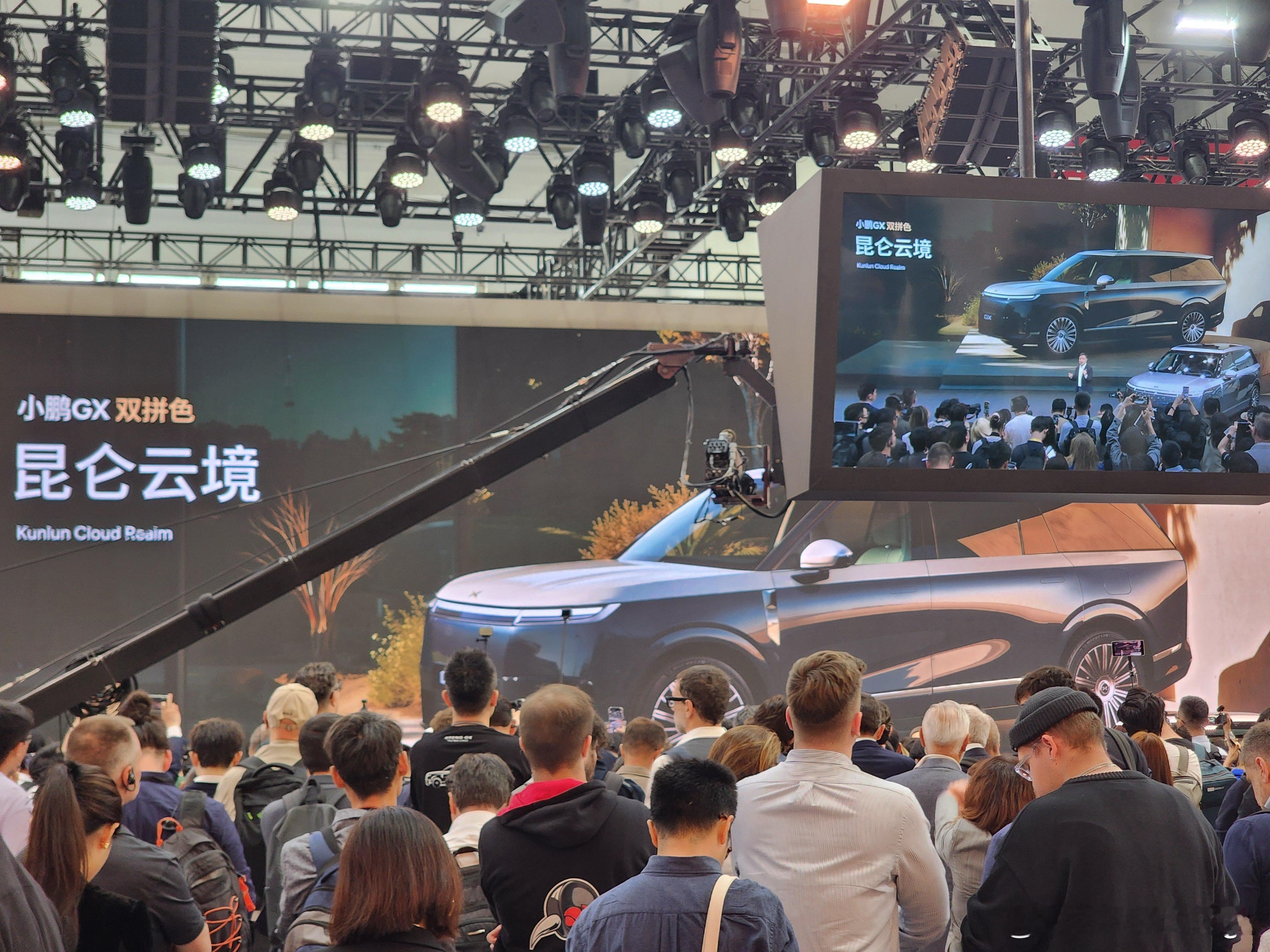 小鹏GX这个全新配色曝光了，名字叫做昆仑云境，就是双拼色的车身，现场看还挺好看的