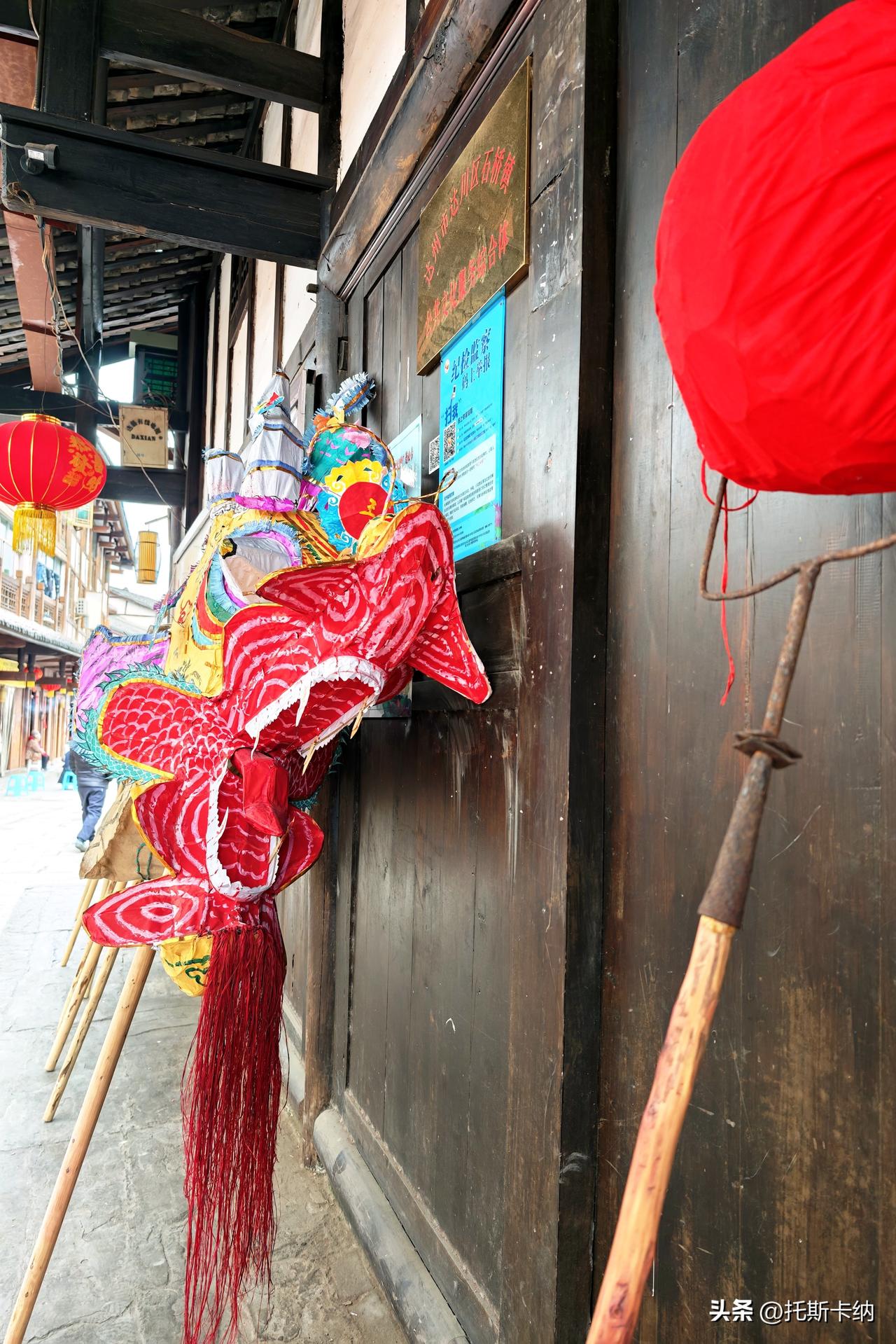 当新年的氛围感离我渐远之际，完全没想到，在四川省达川区石桥古镇，年味儿十足依然！