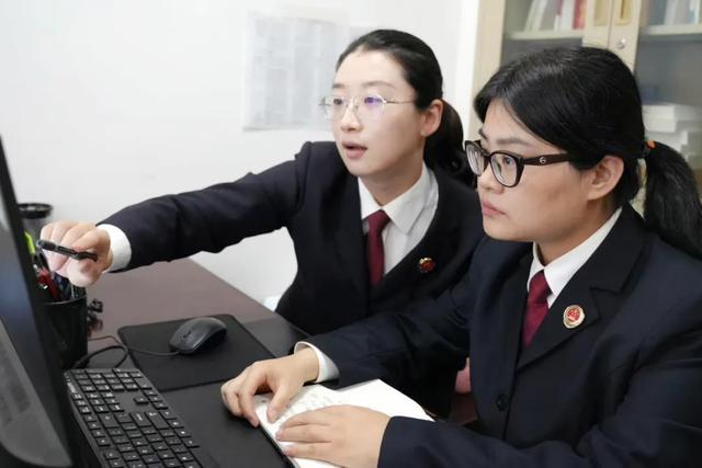 大学生误碰豪车被疑偷钱，7次实验还他清白
 
大学生小张怎么也没想到，一次“豪车
