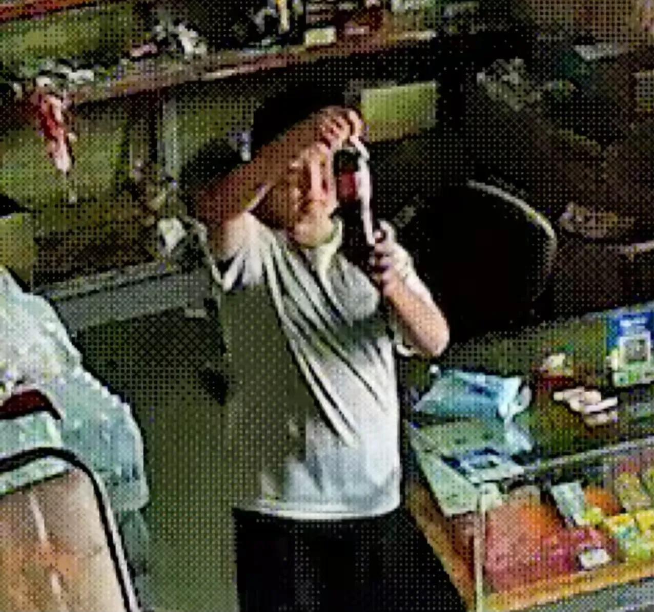 “上人民日报了！”陕西咸阳，一家小卖部里，老板有点感冒觉得没人来买东西，就回屋休