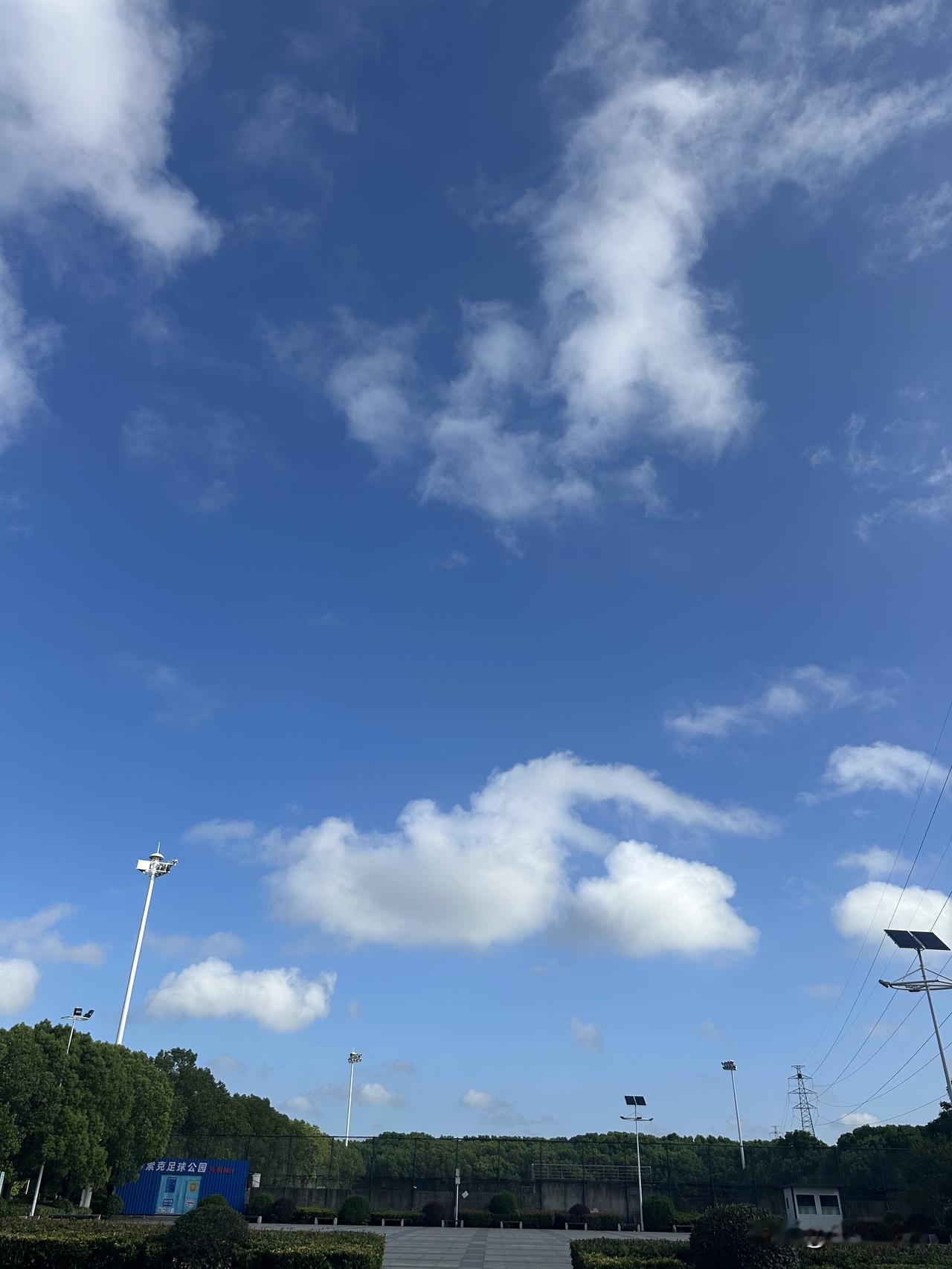 分享一张相册里随手拍的天空