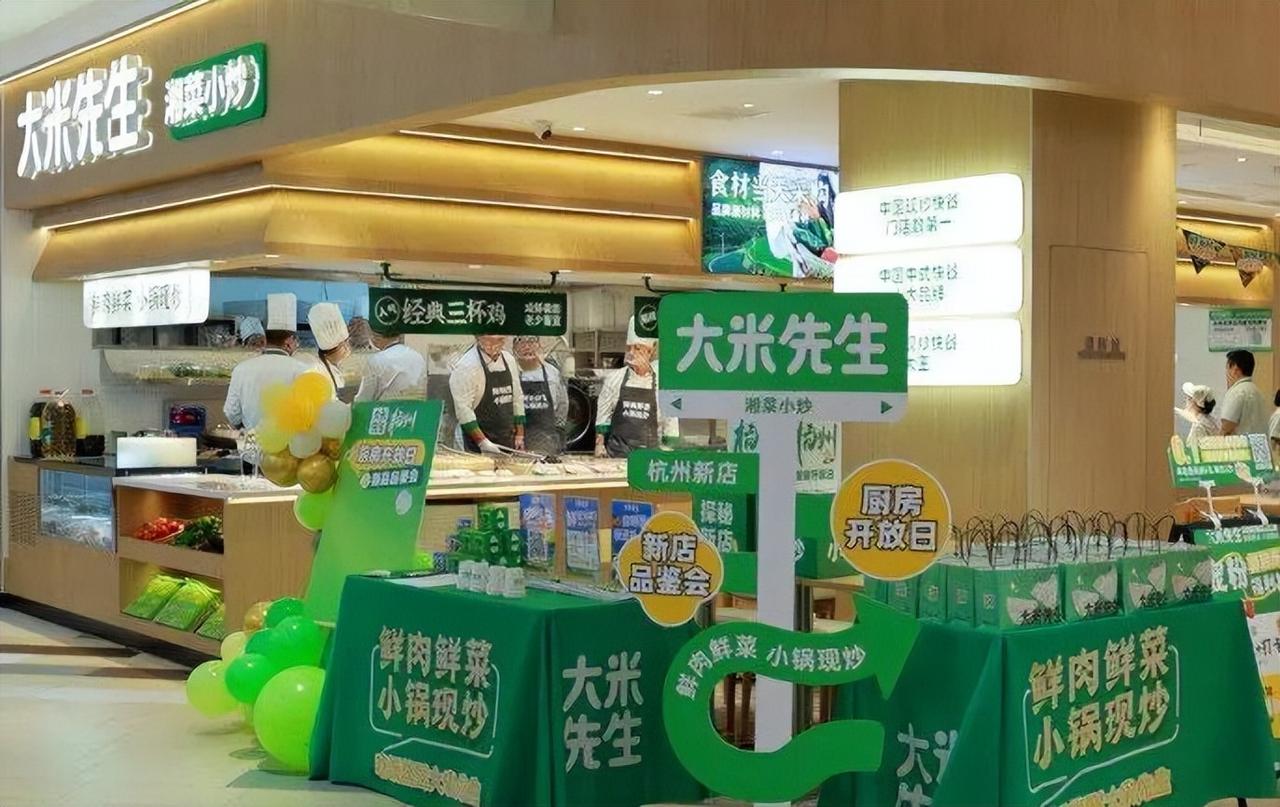 我发现现在的快餐不光得快，还得炒得香、有锅气，不然顾客压根不买账。以前说中式快餐