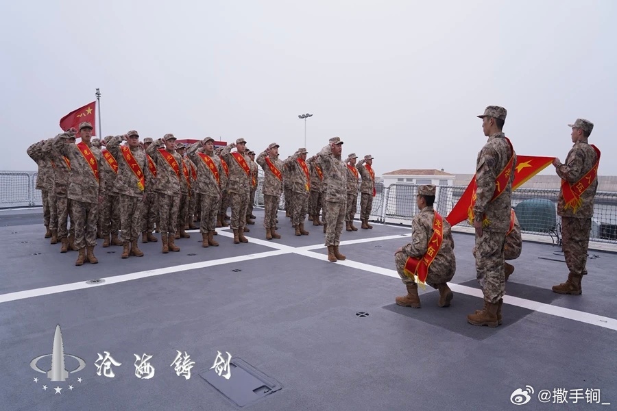 试训基地新兵参观053H3护卫舰，521嘉兴舰或524三明舰。 