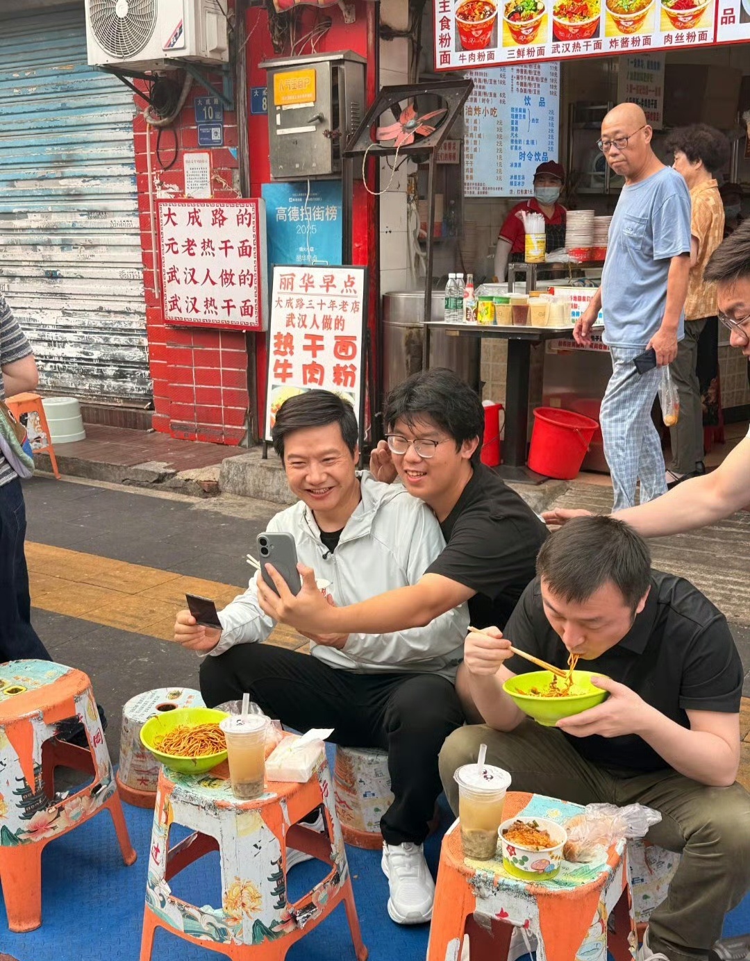 雷军在武汉过早还得是雷总，先不说是不是作秀，我就问你千亿富翁有几个敢在人流攒动的