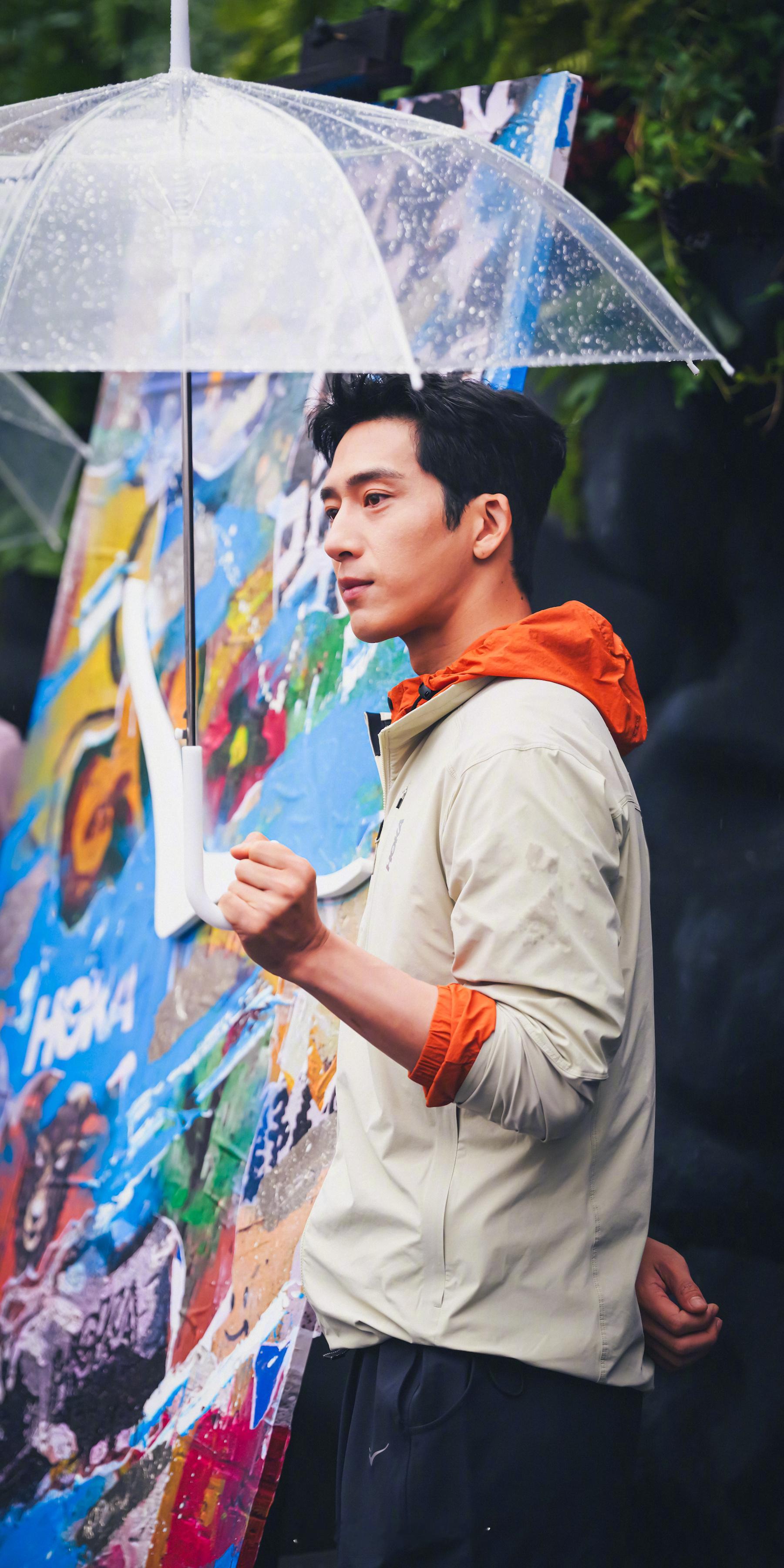 今天拍原来他也是这么拿伞的☂有没有和小井一样的HOKA羚感空间