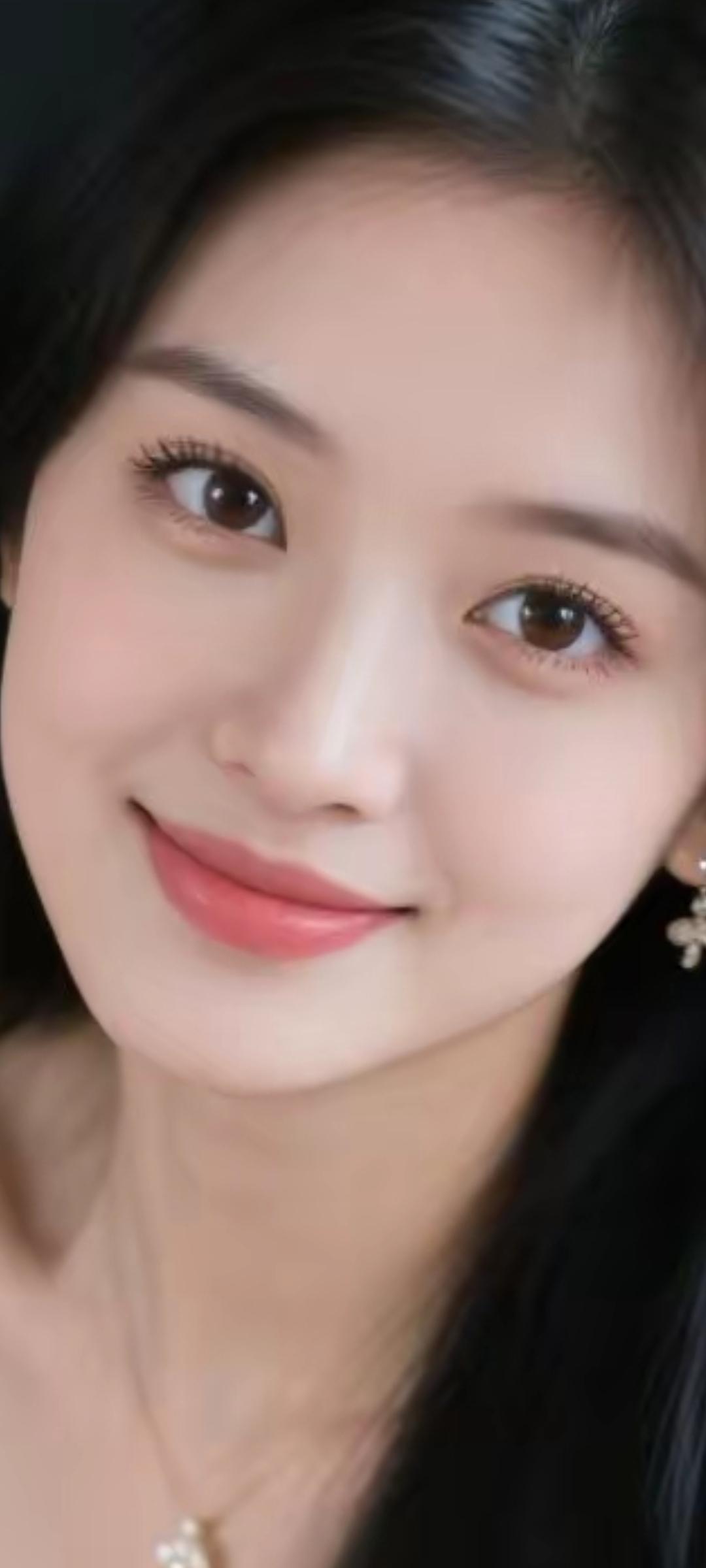 甜美笑容，温柔可人，宛如春日暖阳