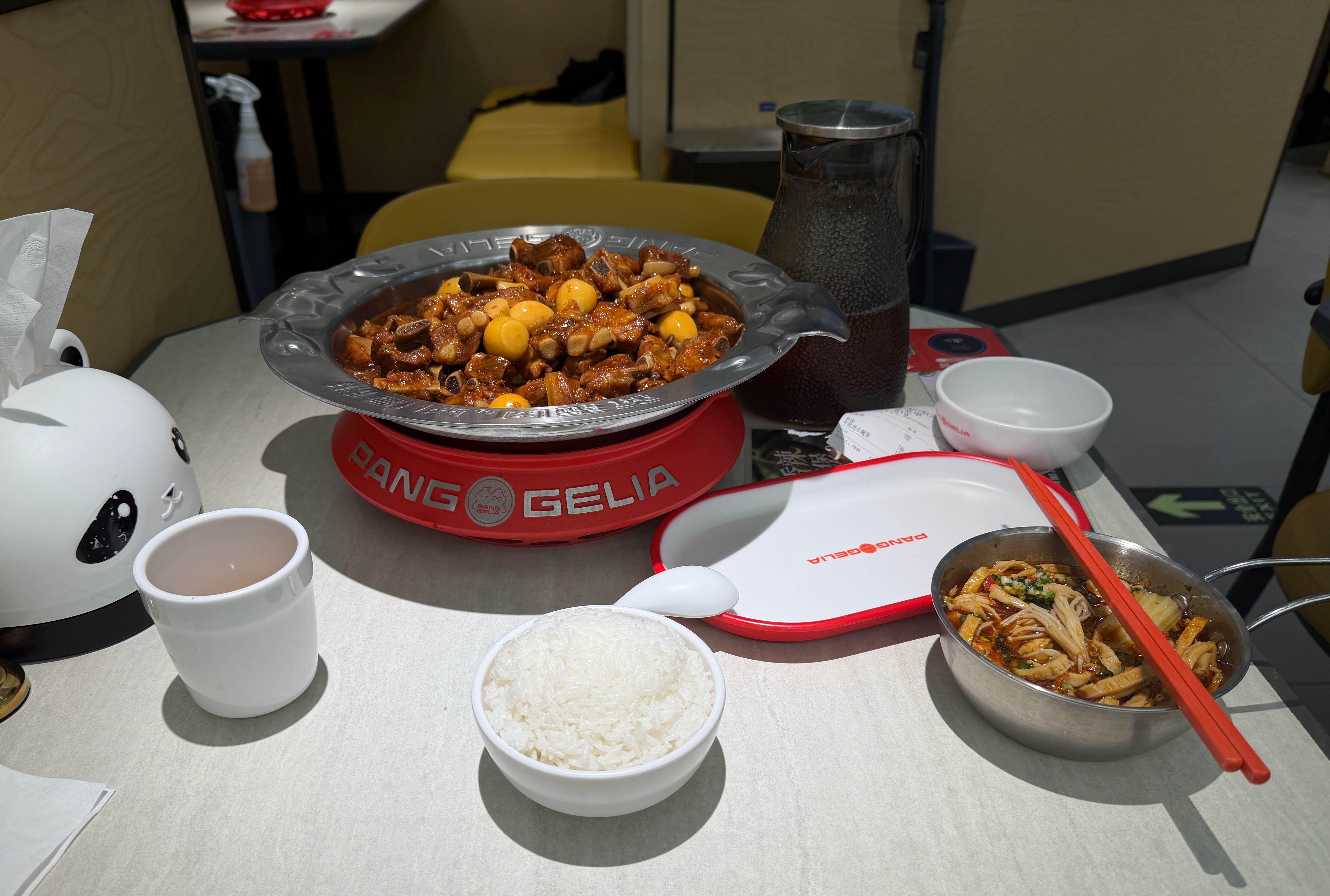 一个人简简单单吃一口。