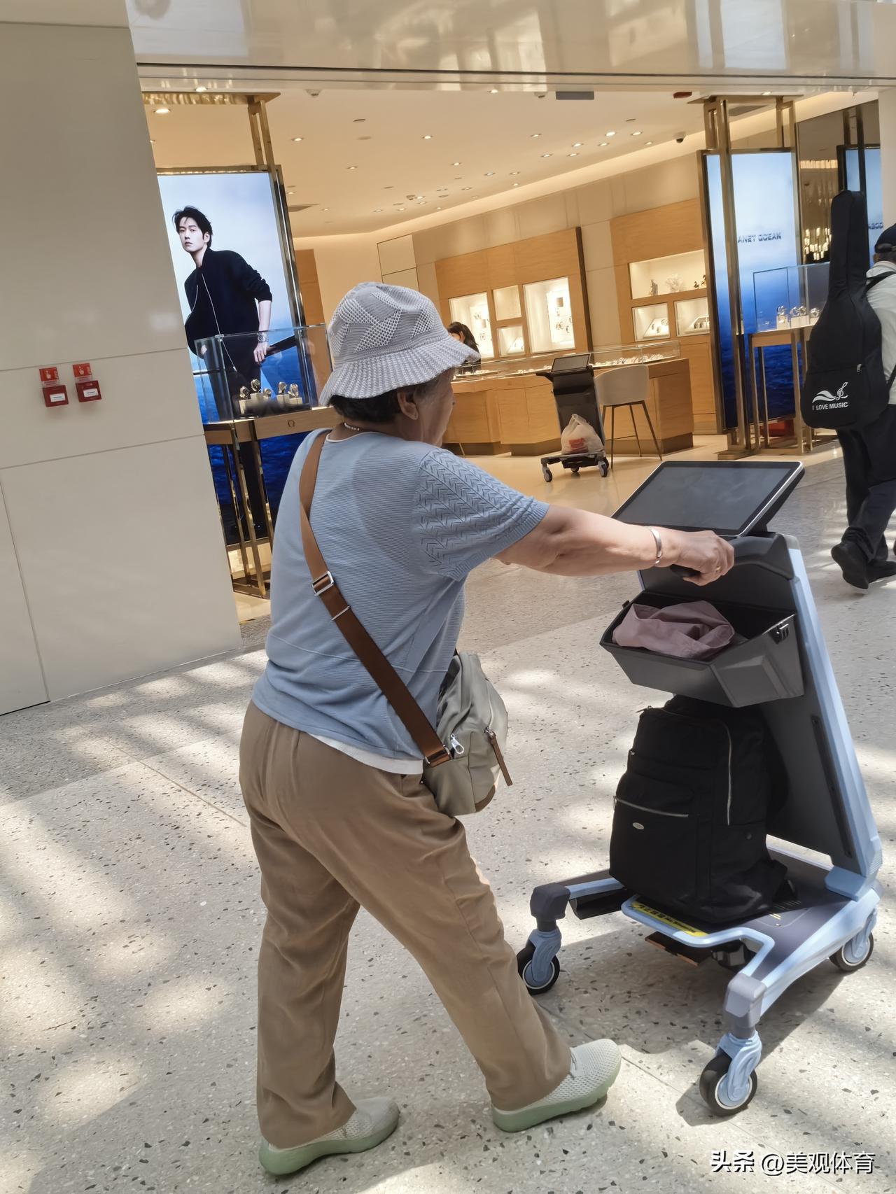 机场过安检之后设置的手推车的另外一个功能是为年长者提供一根拐杖。