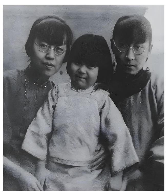 1937年，17岁的张爱玲逃离家门，选择与母亲同住。

见了女儿，黄逸梵问她这样