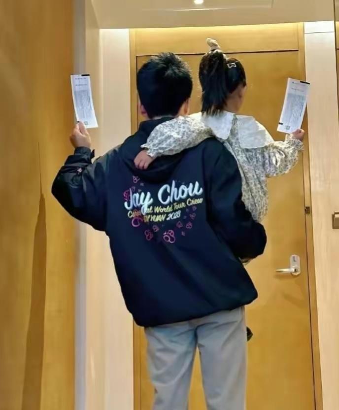 周杰伦看不起董宇辉？

董宇辉带着外甥女去看周杰伦太原演唱会，还特地发文说：圆年