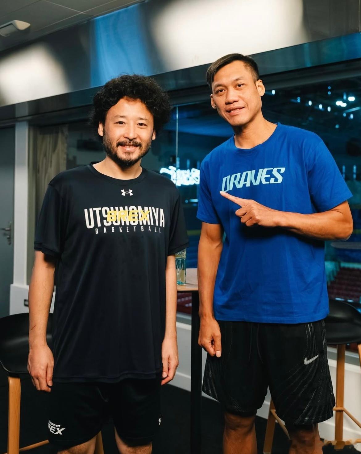 东亚篮球两大传奇，加起来快90岁都还没退役。 ​​​