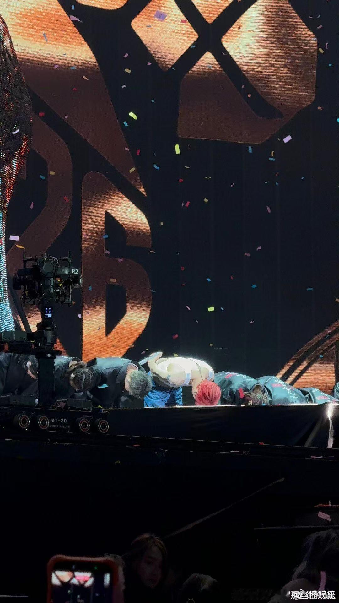 李荣浩 脱了  狠狠被李荣浩圈粉！粉丝喊了三天“脱掉”，他宠粉回应超给力，背心造