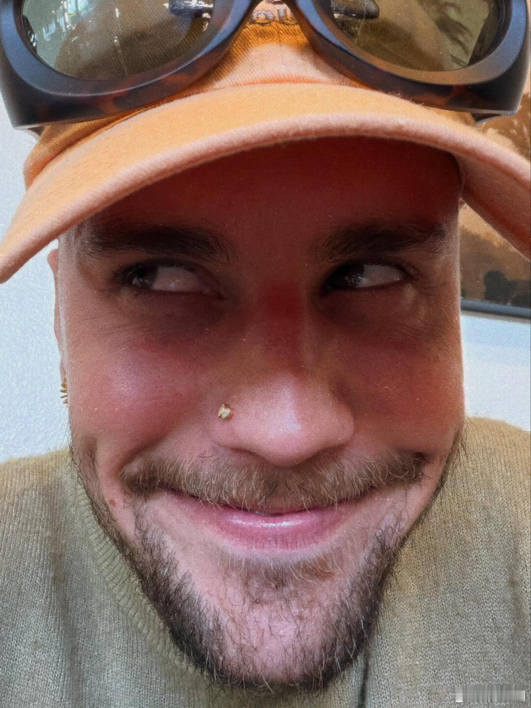 比伯分享自拍照比伯分享近期自拍照，明明长得那么帅的一个人。比伯近期自拍