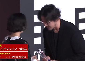 王传君东京电影节新晋影帝王传君获奖感言感谢白百何和刘丹 王传君凭借电影《春树》荣