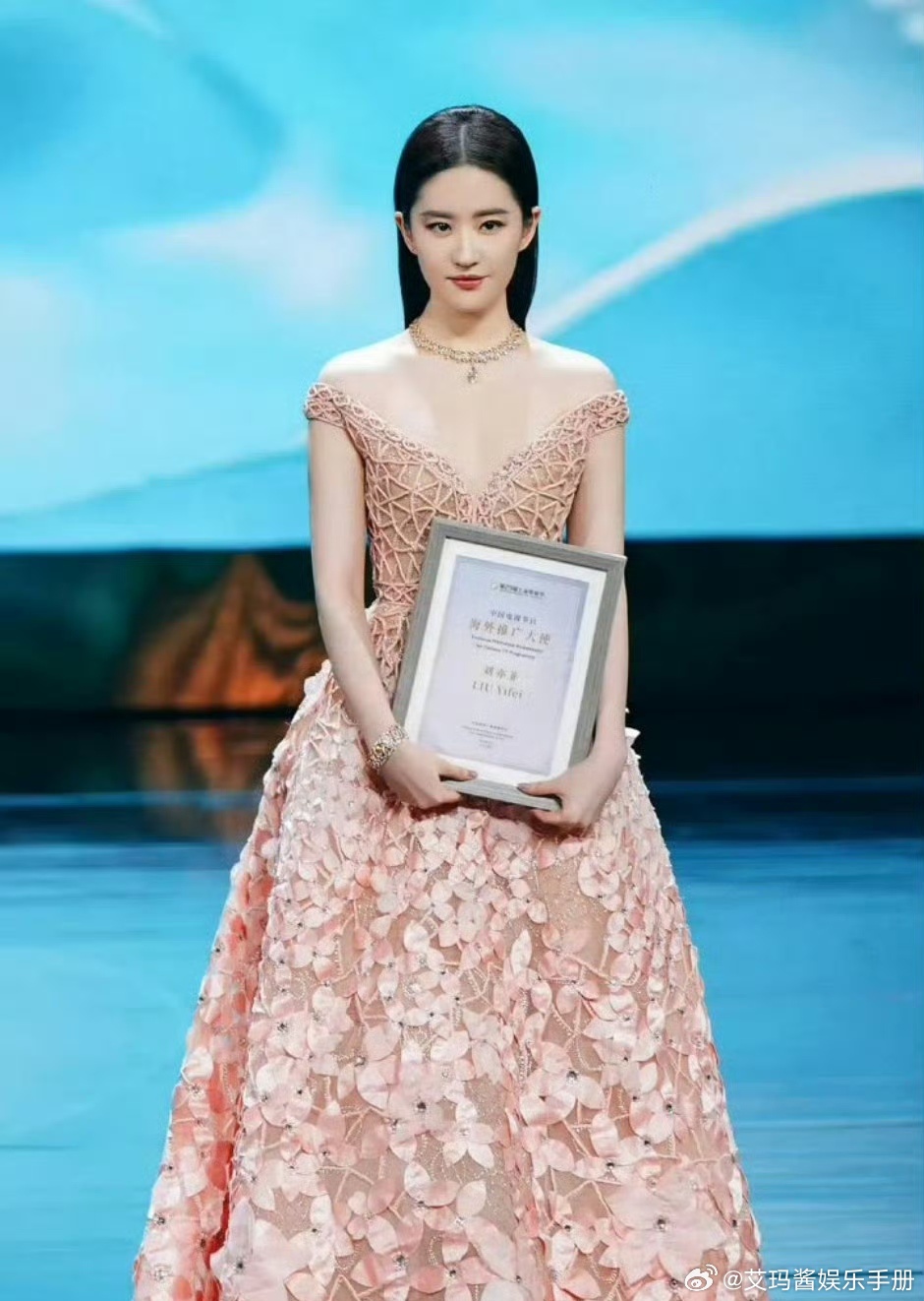 赵丽颖 杨幂 刘亦菲三位85🌸白玉兰海外推广大使，来康康