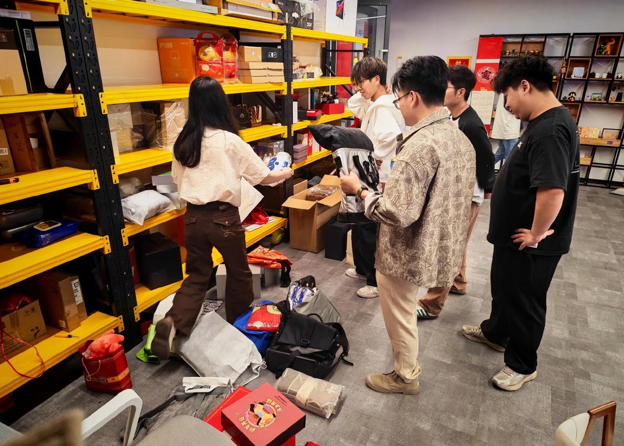 震惊！回到公司天塌了

所有人都在分家产！！！ ​​​